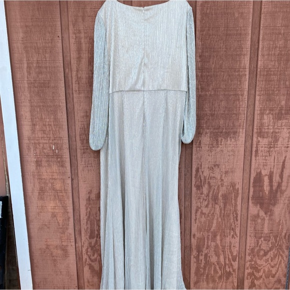 Adrianna Papell Twist Front Metallic Gown Size 22W - Picture 4 of 10